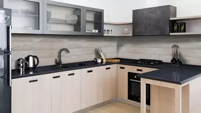 Небольшая кухня с фартуком под серое дерево